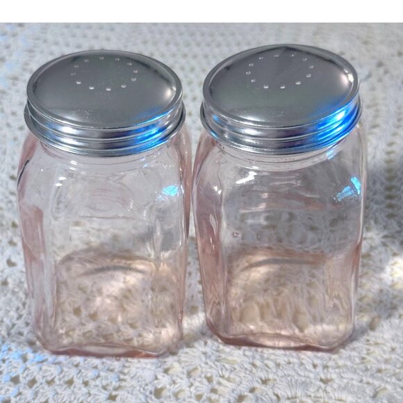Pink Glass Salt Pepper Shaker Set Metal Screw-On Lids Tableware Dining Table 4.3 - Picture 1 of 4